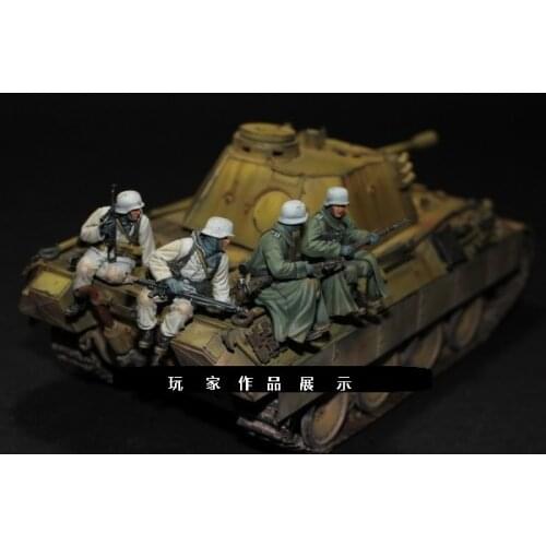WWII German Army 4-Person Kit Model 1:35