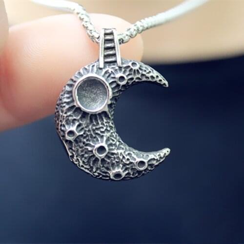 Fashion Retro 316L Stainless Steel Three-dimensional Embossed Moon Mens Pendant Necklace Mens and Womens Jewelry Gifts
