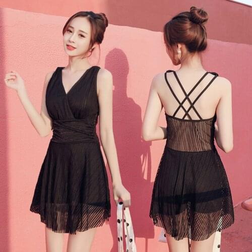 The new one-piece swimsuit womens conservative look thin and cover the meat hot spring flat angle solid color