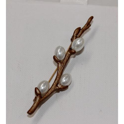 2018 new plum artificial pearls brown antiques paint retro coat female brooch