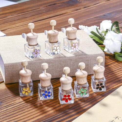 Air outlet perfume clip small daisy car air conditioner rotatable perfume bottle car decoration accessories 1pc
