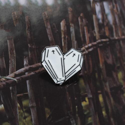 Creative Gothic Coffin Heart Brooch Heart Shaped White Cross Enamel Pin Brooch Badge Halloween Cowboy Gift Jewelry Pendant