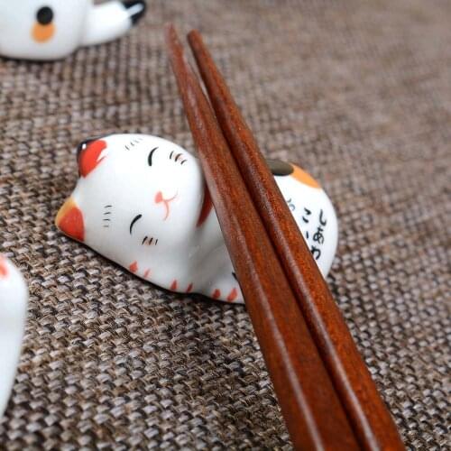 1Pcs Japanese Style Cartoon Lucky Cat Ceramic Chopstick Rest Red Cloth Mat Spoon Rack Holder DIY Home Kitchen Decoration