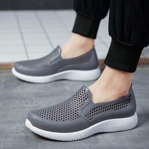 Mens Summer Sandals Hollow Out Shoes With Thick Soles Beach Shoes Soft Soles Wear-Resistant Casual Sandals Wading Shoes