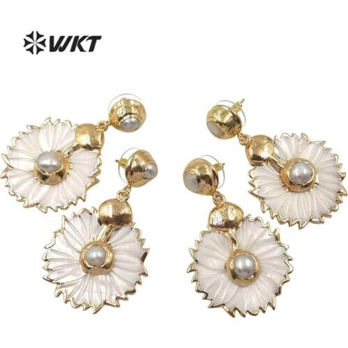 WT-E590 Newest shell earring flower shell with gold Electroplated pearl studs white shell earring woman elegant charm jewelry