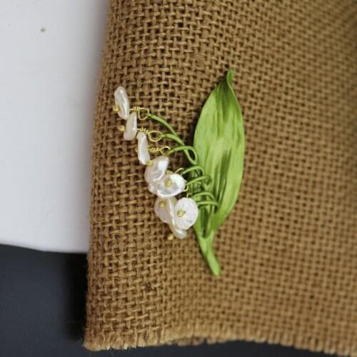 SUQI New Women Natural Fresh Water Irregular Pearls Green Metal Calla Lily Unisex Enamel Brooch Lapel Pins Suit Dress Jewelry