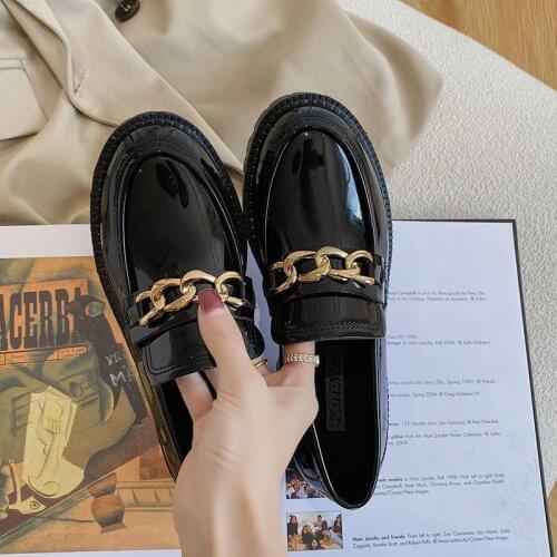 2021 Autumn New Womens Flat Shoes Ladies Leather Platform Shoes Casual Metal Chain Shoes Ladies Fashion All-match Shoes