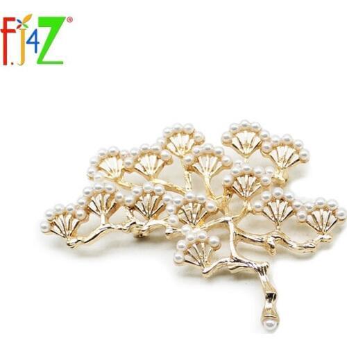 F.J4Z Simple Elegant Female Occasions Brooch Pin Hot Fashion Fancy Faux Pearl Cedar Alloy Costume Brooch For Women Jewelry