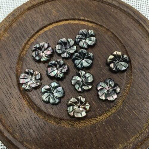 100PCS Factory Direct Black Butterfly Shell Size 28mm Carved Five Petals Flower Pendant Accessories