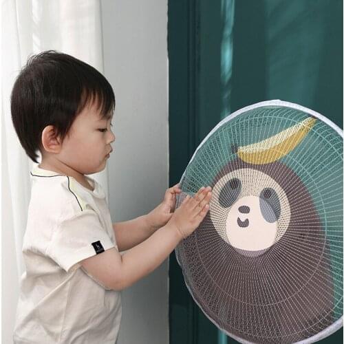 Protection cover of electric fan to prevent hand clamping