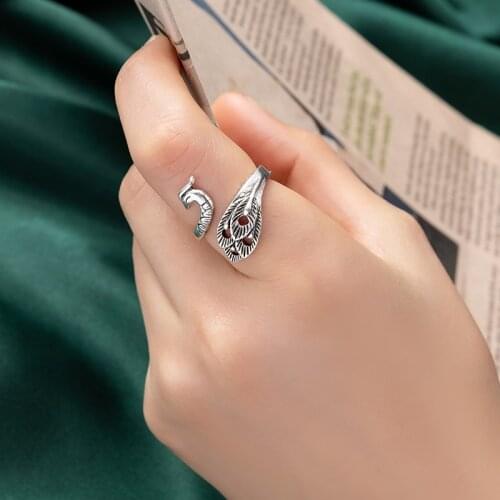 1Pc Crochet Yarn Ring Crochet Knitting With Thread Artifact hook Yarn Loop Knitting Artifact Creative Hand Peacock Creative