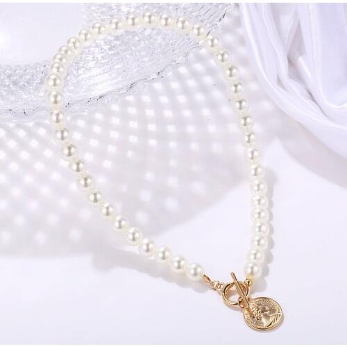Simple Creative Round Metal Pendant Chokers Necklaces for Women Fashion Exquisite Pearl Short Clavicle Chain Necklace Jewelry