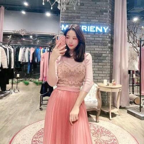 2021 pre spring temperament luxury lady lace stitched T-Shirt Top with pleated skirt