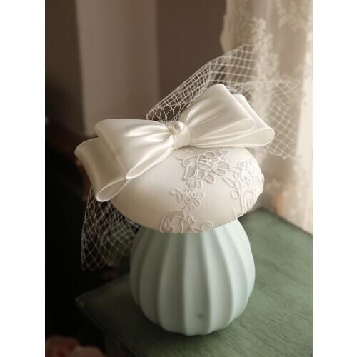 2020 England White Satin Fascinator Hat Hair Clips Elegant Ladies Lace applique Flower Bride Wedding Veil Headpiece Church Hat