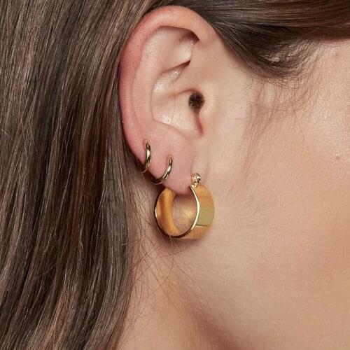 Classic and easy to wear golden retro circle plain hoop earrings niche design earrings temperament high-end wide earrings