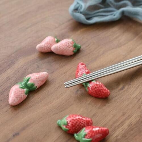 4pcs/set Creative Home Decoration Ceramic Strawberry Shape Chopstick Rack Chopstick Holder Kitchen Tablewarefor Dinner Supply