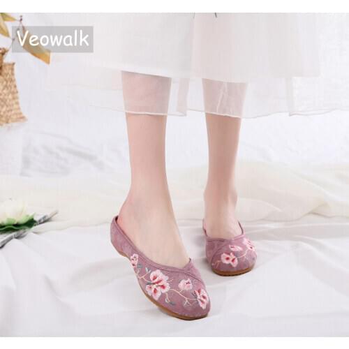 Veowalk Flower Embroidered Women Jacquard Flat Slippers Comfortable Close Toe Mules Ladies Leisure Summer Cotton Fabric Shoes