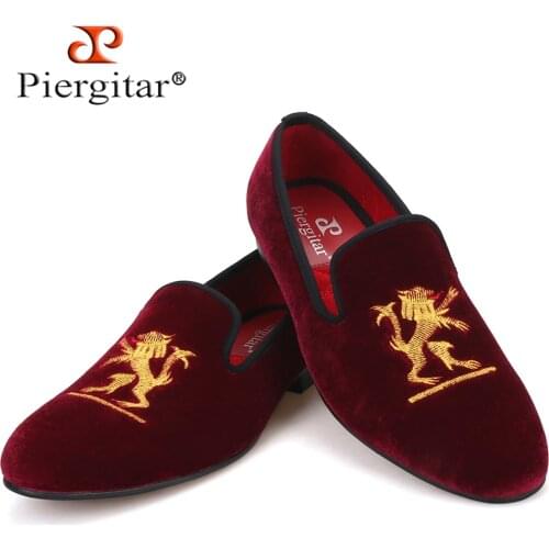 Piergitar British style lion embroidery men velvet shoes handmade men 's loafers banquet and prom men flats plus size