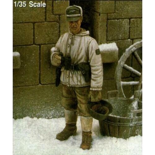 1/35 ancient man officer stand Resin figure Model kits Miniature gk Unassembly Unpainted