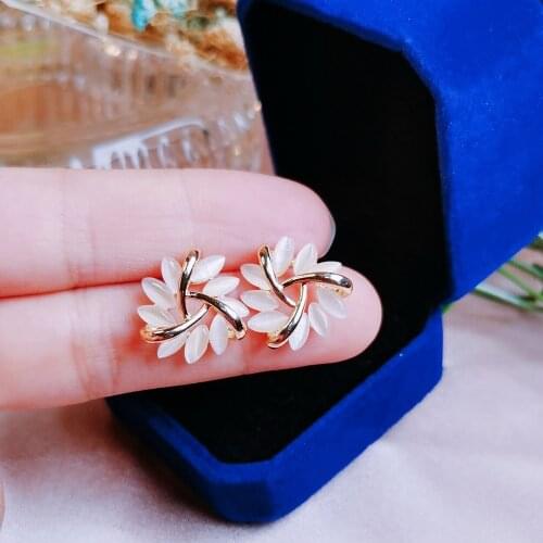 1Pair Elegant and Exquisite Opal Petal Circle Stud Earrings For Woman Classic Jewelry Luxury Party Girls Unusual Earrings 2021