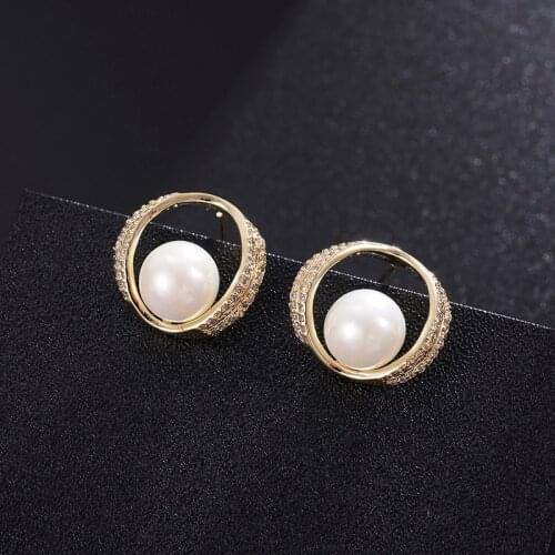 Dorado Fashion Jewelry White Round Imitation Pearl Studs Earrings Luxury Zircon Gold Color Brincos For Lady Elegant Wedding Gift