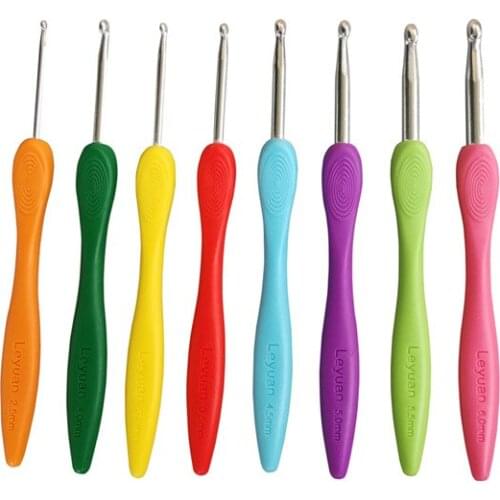 8pcs 2-6mm Soft Handle Alumina Crochet hooks Knitting needles Set Crochet needles Random Color for Weave Sewing Needles Tool