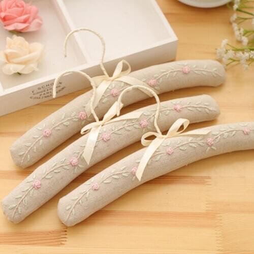 31cm 3pcs/lot Padded Cloth Baby Hangers Non-slip Childrens Hanger with Hand Embroidery Clothing Shop Display