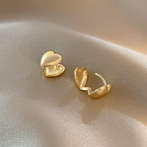 2021 New Contracted Korean Small Sweet Lovely Senior Stud Earrings Jewelry Joker Fashion Metal Heart Modelling Women Earrings