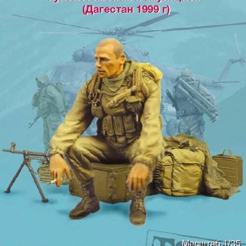 1/35 Assembly Resin Figure Kit Russian Soldier with accessories