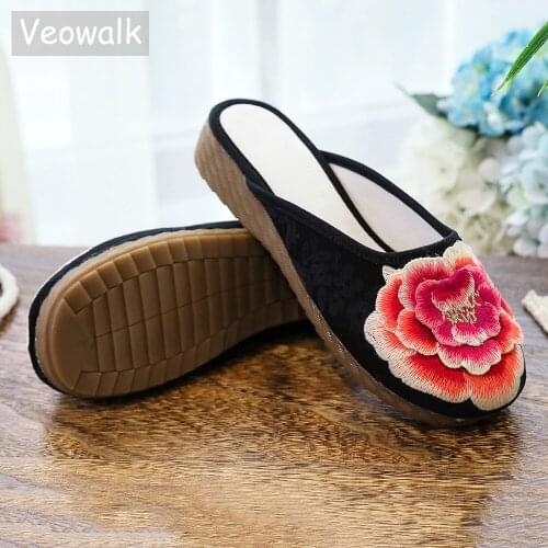 Veowalk Flower Appliques Women Cotton Fabric Closed Toe Flat Slippers Vintage Comfortable Mules Shoes for Ladies Black White