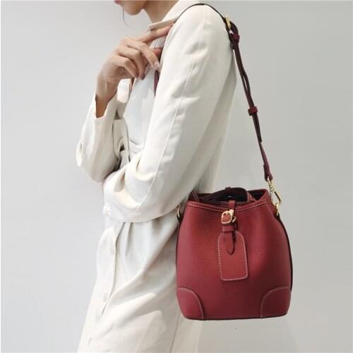 2021 summer new fashion high-grade sense Leather One Shoulder Messenger Bag female niche design bucket bag
