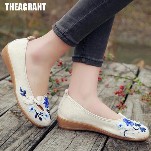 THEAGRANT Women's Moccasins