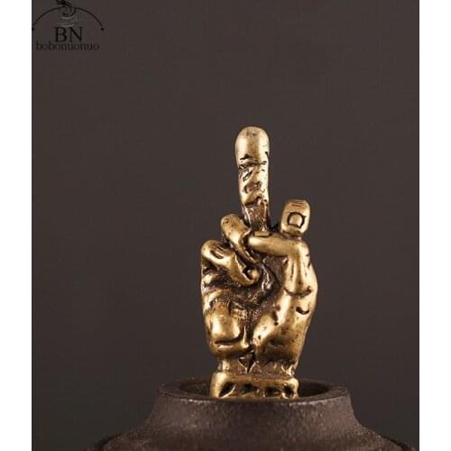 Handmade Vintage Copper Vertical Middle Finger Hand Gesture Creative Brass Office Decoration Tea Pet Ornaments Car Decor Gifts