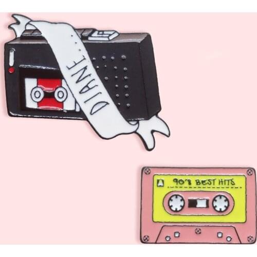 Fashion Black Tape Recorder Diane Pink Ribbon Brooch Personality Wild Cartoon Walkman Ribbon Badge Cowboy Clothes Jewelry Gift