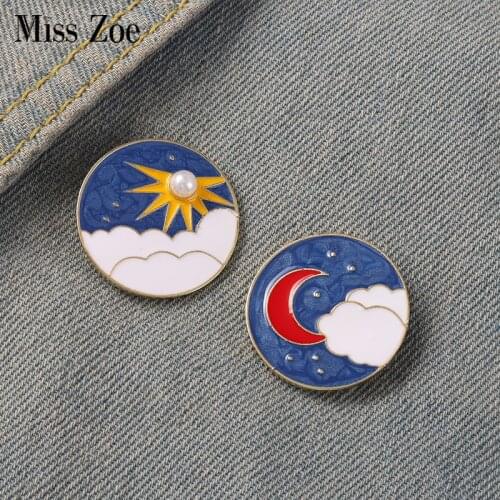 Round Brooches Sun Moon Star Cloud Classical Badges Brooches For Women Elegant Fashion Pin Fashion Jewelry High Quality
