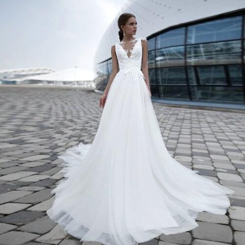2020 Simple Tulle V Neckline A Line Wedding Dresses Vintage Sleeveless Lace Applique Buttons Back Bridal Gown Vestido De Noiva