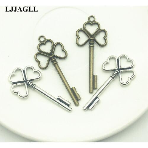 LJJAGLL 8pcs Silver 22*56mm Vintage Loves Hearts Shape Keys Charms Pendant Metal Key Rings DIY Jewellery Accessory AYS020