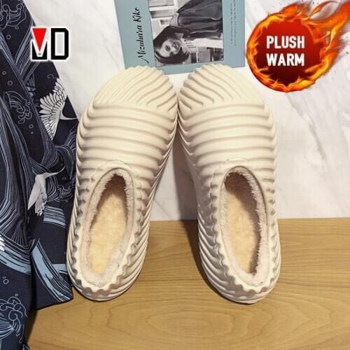 Spraying Men's Slippers