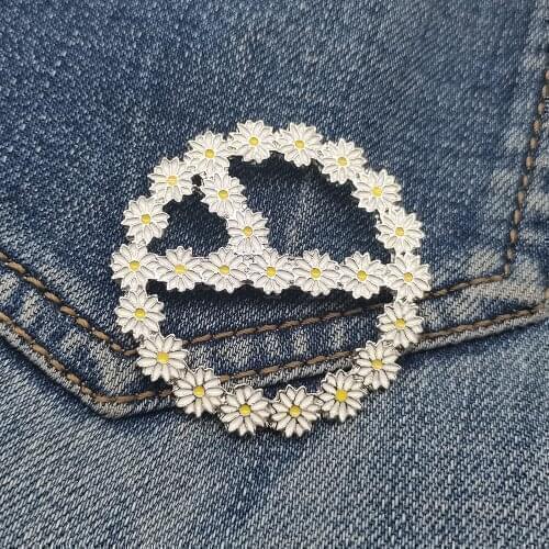 Personality Little Daisy Sun Flower Brooch For Women Clothes Backpack Lapel Pin Cool Stuff Jewelry Accessories Decoration