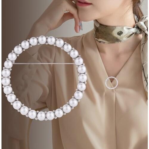 Korean Pearl Round Brooch Pins High-grade Female Corsage Scarf Buckle Cardigan Lapel Pin Fashion Jewelry for Women Accessories
