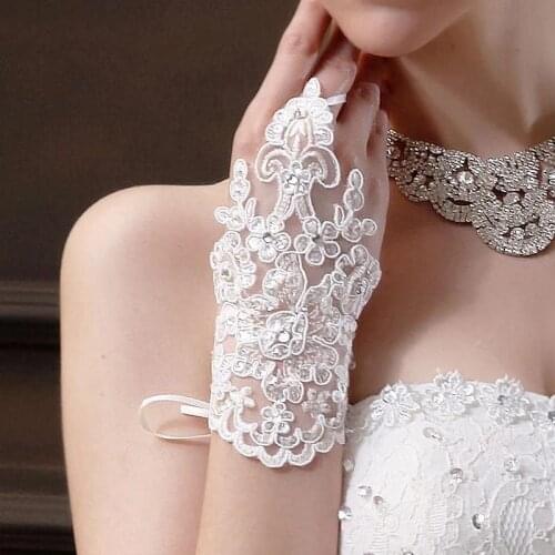New Arrival Ivory Bride gloves Lace Appliques Beaded Cheap lace gloves Sexy Wedding accessories Novia Bridal gloves
