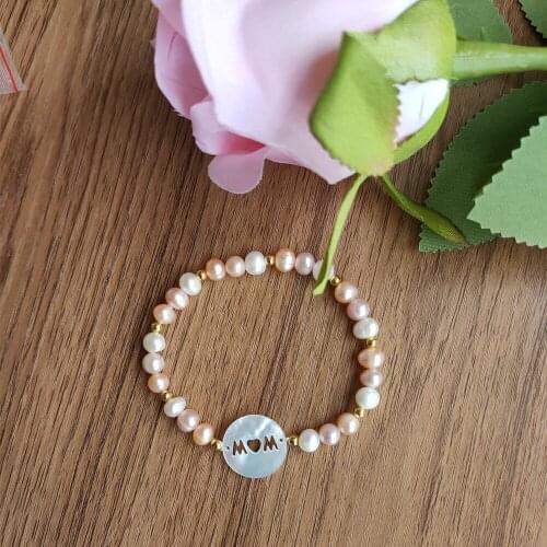 10pcs/lot New Natural 15mm MOM Hollow Letter Pearl shell Bead Round MAMA Letters Pearl and 5-6mm Freshwater Egg Pearl Bracelet