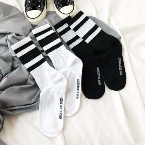 Fashion New Harajuku Mens Hip Hop Cotton Socks White Black Stripe Cool Street Trends Letters Crew Sock Funny Popular Male