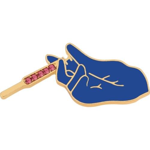 New Arrival Medical Brooch Enamel Pin Blue Hand Holding Syringe Injection Doctor Nurse Medical Personnel Jewelry Badge Gifts