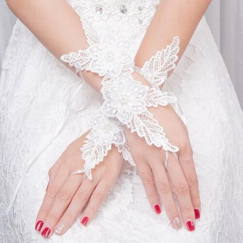 Charming White Sexy Lace Wrist Bridal Gloves Wedding Dress Accessories Applique Fingerless Pearls Evening Dress Gloves