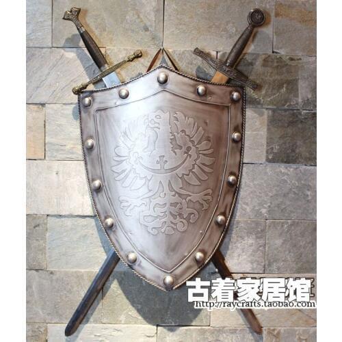 Retro crafts iron armor shield sword bar bar decorated medieval European style Cafe