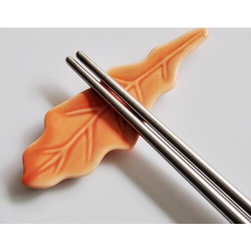 2pcs/lot Leaf Shape Chopsticks Holder Stand Ceramic Chopsticks Forks Holder Table Decoration Dinnerware Set MT 008