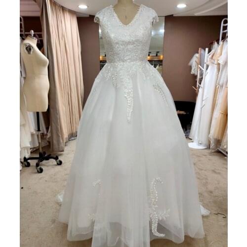 Floor Length Lace Appliques Sweep Train Long Sleeve V-Neck Wedding Dress Backless Backless Bridal Gowns Stunning High Quality