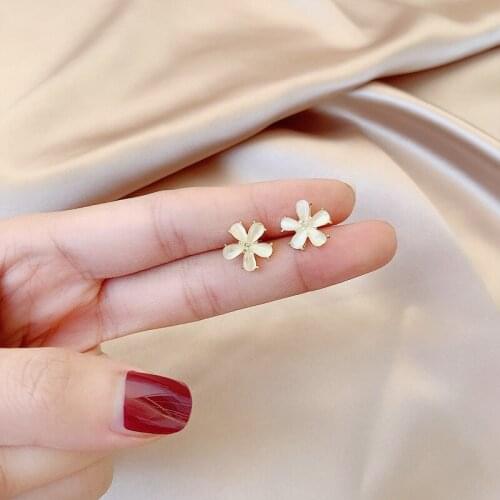 Small daisy earrings female hollow flower earrings sun flower earrings chrysanthemum petals Korean version
