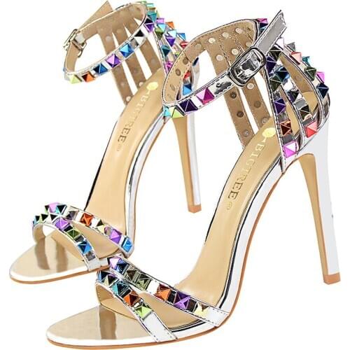 Онкие каблуки, супер высокие каблуки, открытый палец, выгравированные сандалии